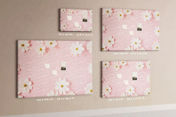 Kork-Pinnwand mit Blumenmuster auf rosa Hintergrund