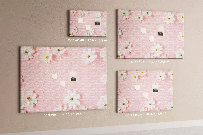 Kork-Pinnwand mit Blumenmuster auf rosa Hintergrund