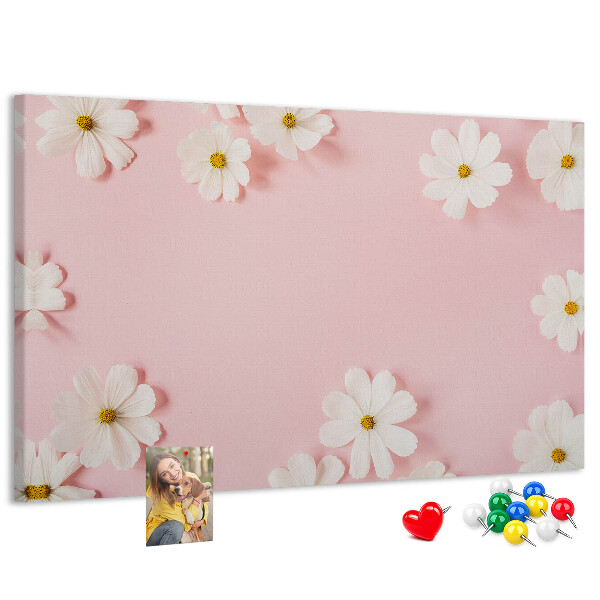 Kork-Pinnwand mit Blumenmuster auf rosa Hintergrund