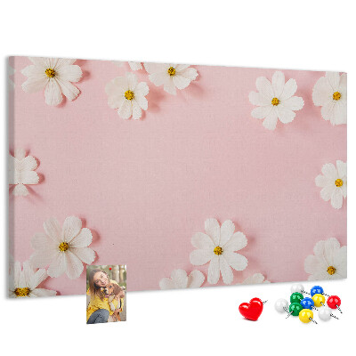 Kork-Pinnwand mit Blumenmuster auf rosa Hintergrund
