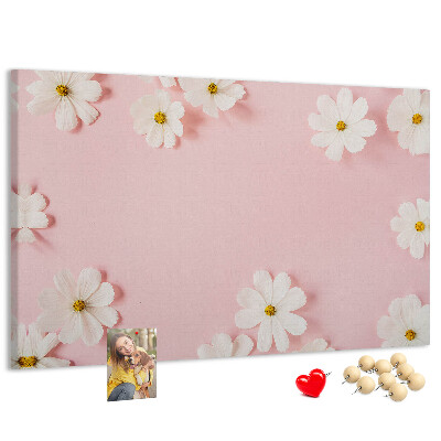 Kork-Pinnwand mit Blumenmuster auf rosa Hintergrund