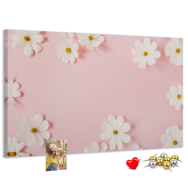 Kork-Pinnwand mit Blumenmuster auf rosa Hintergrund