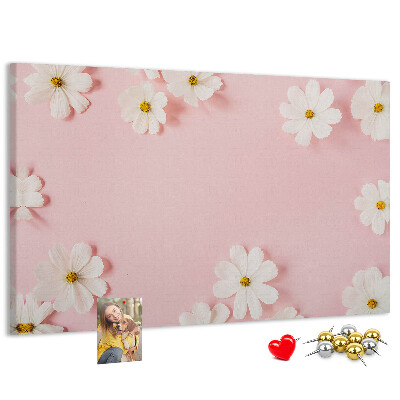 Kork-Pinnwand mit Blumenmuster auf rosa Hintergrund