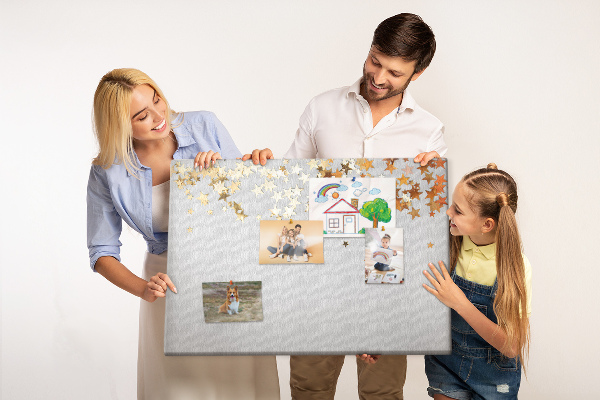 Korkbild mit goldenen Sternen auf grauem Hintergrund