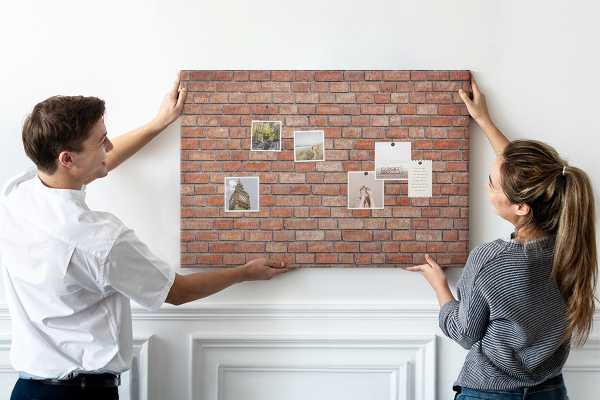 Korktafel mit Motiv Backsteinmauer in warmen Farbtönen