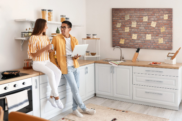 Korktafel mit Motiv Backsteinmauer in warmen Farbtönen