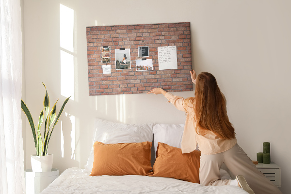 Korktafel mit Motiv Backsteinmauer in warmen Farbtönen