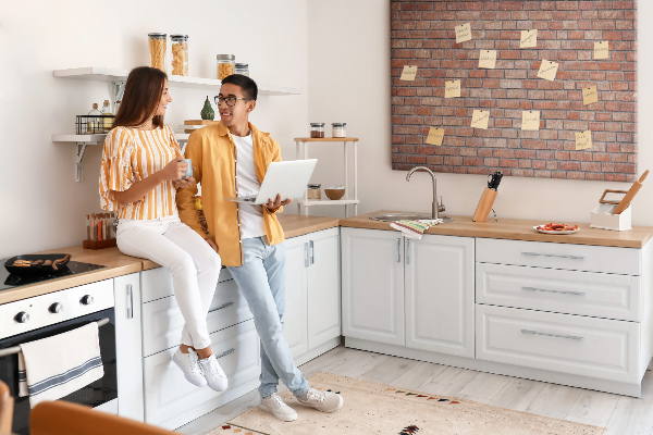 Korktafel mit Motiv Backsteinmauer in warmen Farbtönen