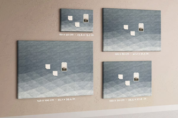 Korktafel mit geometrischen Graustufendreiecken im Hintergrund