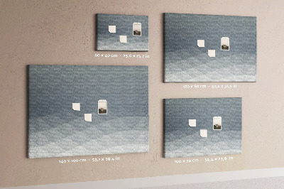 Korktafel mit geometrischen Graustufendreiecken im Hintergrund
