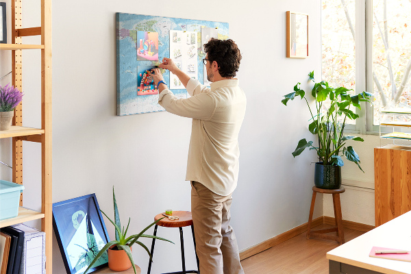 Weltkarte mit Korkrückwand mit farbigen Kontinenten