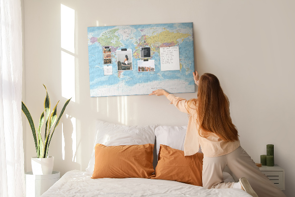 Weltkarte mit Korkrückwand mit farbigen Kontinenten
