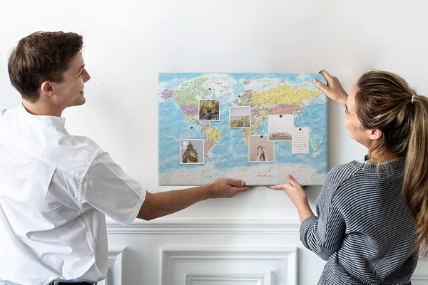 Weltkarte mit Korkrückwand mit farbigen Kontinenten
