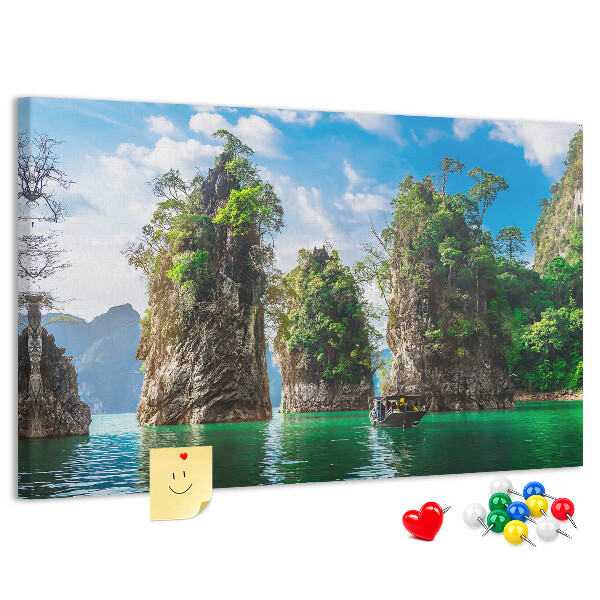 Kork-Pinnwand mit Motiv malerische Felsen über türkisfarbenem Wasser