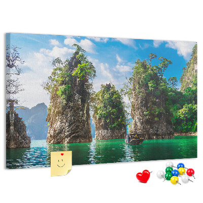 Kork-Pinnwand mit Motiv malerische Felsen über türkisfarbenem Wasser
