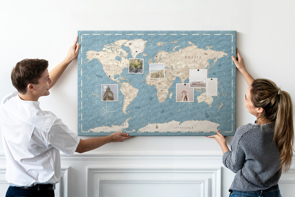 Korktafel mit Motiv Alte Weltkarte auf zartem Hintergrund