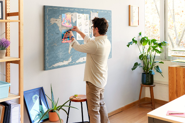 Korktafel mit Motiv Alte Weltkarte auf zartem Hintergrund