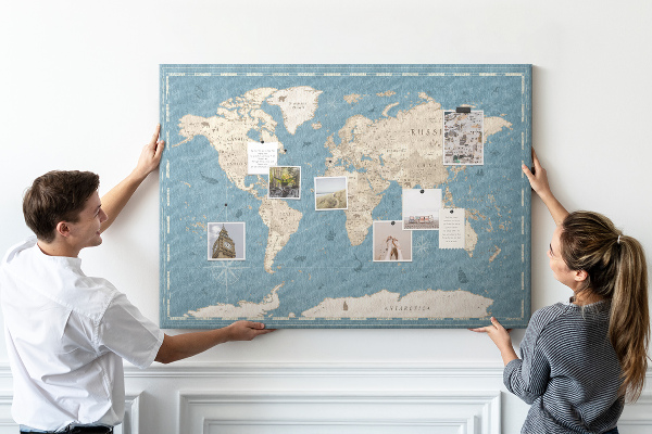Korktafel mit Motiv Alte Weltkarte auf zartem Hintergrund