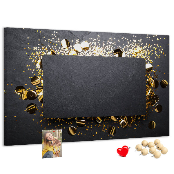 Korkbild goldenes Konfetti auf schwarzem Hintergrund