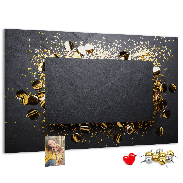 Korkbild goldenes Konfetti auf schwarzem Hintergrund