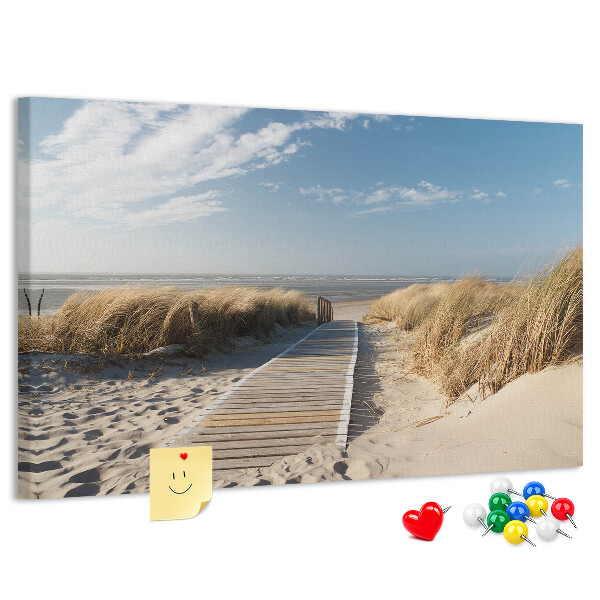 Bild mit Korkrückwand Ein Spaziergang am Strand in der Sommersonne