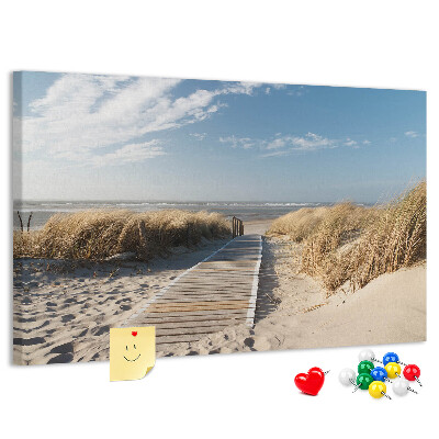 Bild mit Korkrückwand Ein Spaziergang am Strand in der Sommersonne