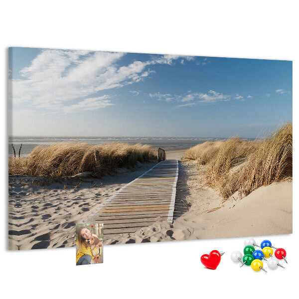 Bild mit Korkrückwand Ein Spaziergang am Strand in der Sommersonne