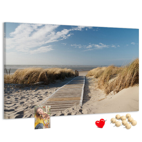 Bild mit Korkrückwand Ein Spaziergang am Strand in der Sommersonne