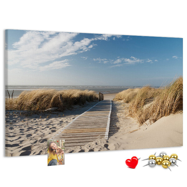 Bild mit Korkrückwand Ein Spaziergang am Strand in der Sommersonne
