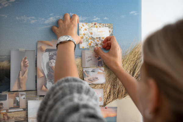 Bild mit Korkrückwand Ein Spaziergang am Strand in der Sommersonne