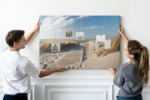 Bild mit Korkrückwand Ein Spaziergang am Strand in der Sommersonne
