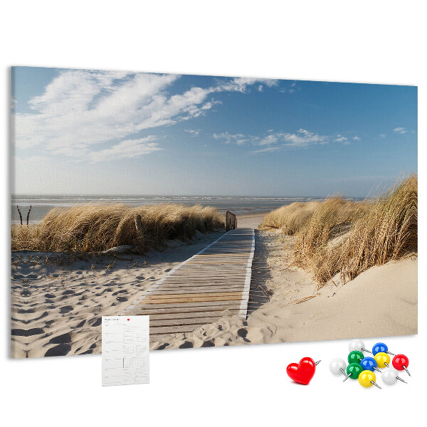 Bild mit Korkrückwand Ein Spaziergang am Strand in der Sommersonne
