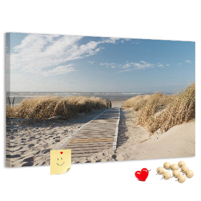 Bild mit Korkrückwand Ein Spaziergang am Strand in der Sommersonne
