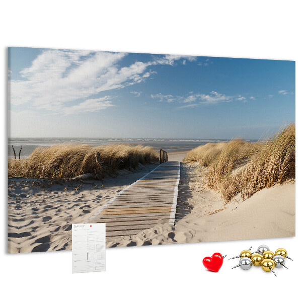 Bild mit Korkrückwand Ein Spaziergang am Strand in der Sommersonne