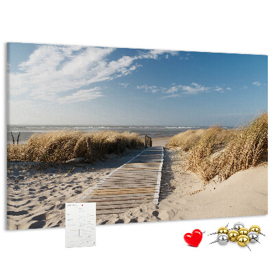 Bild mit Korkrückwand Ein Spaziergang am Strand in der Sommersonne