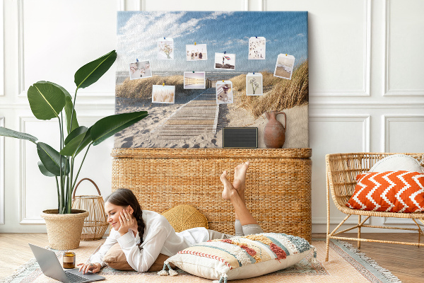 Bild mit Korkrückwand Ein Spaziergang am Strand in der Sommersonne