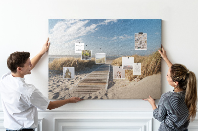 Bild mit Korkrückwand Ein Spaziergang am Strand in der Sommersonne