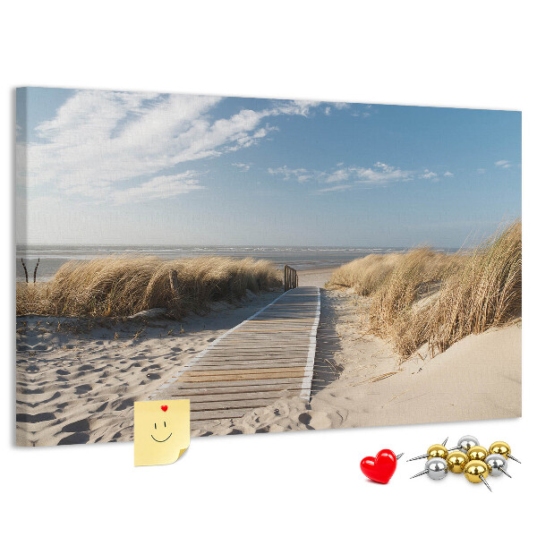 Bild mit Korkrückwand Ein Spaziergang am Strand in der Sommersonne