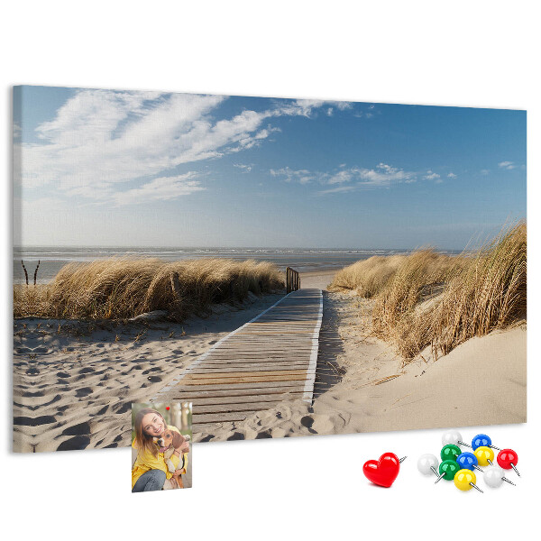 Bild mit Korkrückwand Ein Spaziergang am Strand in der Sommersonne