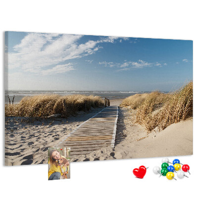 Bild mit Korkrückwand Ein Spaziergang am Strand in der Sommersonne