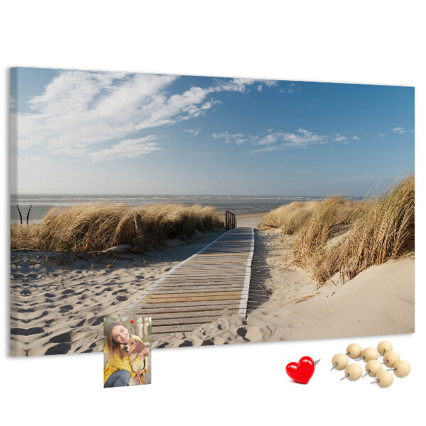 Bild mit Korkrückwand Ein Spaziergang am Strand in der Sommersonne
