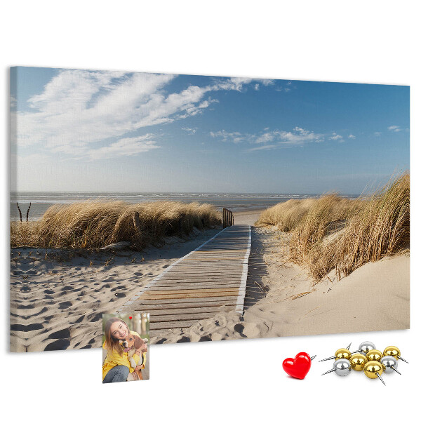 Bild mit Korkrückwand Ein Spaziergang am Strand in der Sommersonne