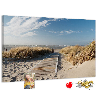 Bild mit Korkrückwand Ein Spaziergang am Strand in der Sommersonne