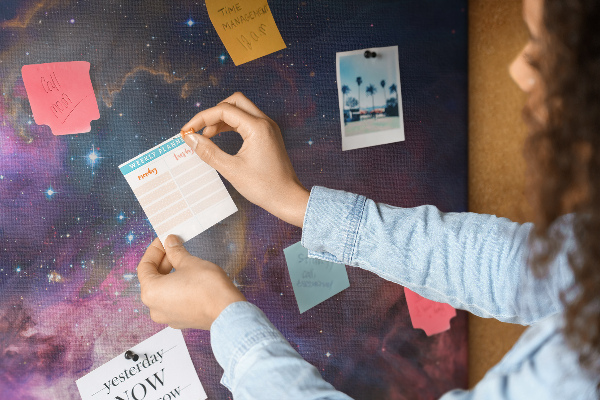Korktafel mit Weltraumlandschaft aus Sternen und Nebeln