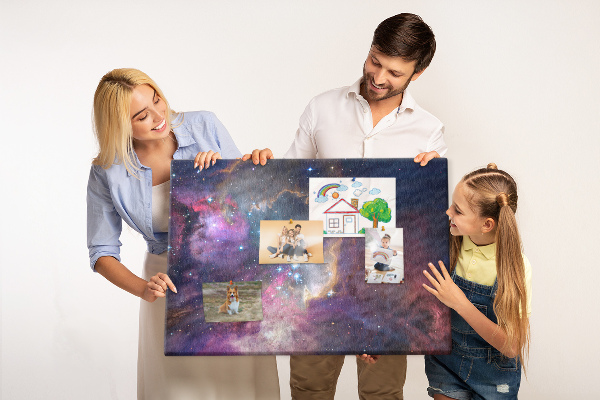 Korktafel mit Weltraumlandschaft aus Sternen und Nebeln