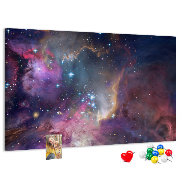 Korktafel mit Weltraumlandschaft aus Sternen und Nebeln
