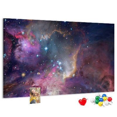 Korktafel mit Weltraumlandschaft aus Sternen und Nebeln