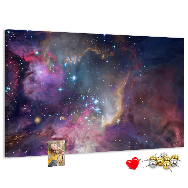 Korktafel mit Weltraumlandschaft aus Sternen und Nebeln