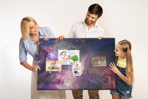 Korktafel mit Weltraumlandschaft aus Sternen und Nebeln