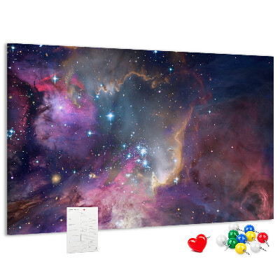 Korktafel mit Weltraumlandschaft aus Sternen und Nebeln